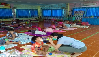 ลงพื้นที่ออกปฏิบัติงานให้ข้อแนะนำแนวทางในการดำเนินการป้องกันควบคุมการระบาดและตรวจคัดกรองโรคมือเท้าปากเด็กนักเรียน ที่ศูนย์เด็กเล็กองค์การบริหารส่วนตำบลนาภู