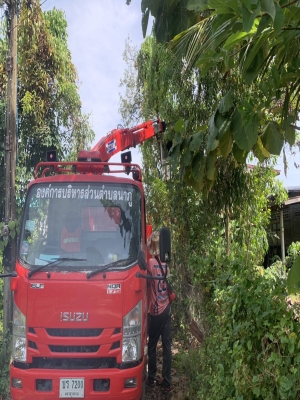 นำรถเอนกประสงค์ ออกพื้นที่ตัดแต่งกิ่งไม้ปรับภูมิทัศน์ เพื่ออำนวยความสะดวกให้กับพี่น้องประชาชน บ้านโนนทอง หมู่ที่ 14