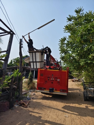 นำรถน้ำเอนกประสงค์ ออกทำการซ่อมแซมไฟส่องสว่างที่ชำรุด เพื่ออำนวยความสะดวกให้กับพี่น้องประชาชน บ้านนาภู หมู่1 จำนวน 1จุด บ้านเหล่าหมากคำ หมู่ที่2 จำนวน 1 จุด