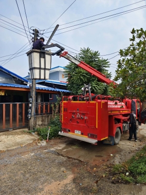 เจ้าหน้าที่ป้องกันบรรเทาสาธารณะภัยและเจ้าหน้าที่ช่างไฟ (กองช่าง) องค์การบริหารส่วนตำบลนาภู นำรถเอนกประสงค์ ออกทำการซ่อมแซมไฟส่องสว่างที่ชำรุด เพื่ออำนวยความสะดวกให้กับพี่น้องประชาชน บ้านป่าจิก หมู่ที่6