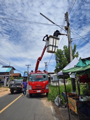 นายกองค์การบริหารส่วนตำบลนาภู มอบหมายให้ งานป้องกันและบรรเทาสาธารณภัย ร่วมกับ กองช่าง นำรถกระเช้าลงพื้นที่ซ่อมแซมระบบไฟฟ้าส่องสว่างที่ชำรุดเสียหาย